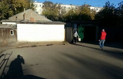Жалоба-отзыв: Соседи из частного дома рядом с 6-ти этажкой - Выливают бытовые отходы и бросают мусор рядом с игровой детской площадкой принадлежащей благоустроенному дому по адресу Джамбула 79.  Фото №3