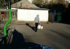 Жалоба-отзыв: Соседи из частного дома рядом с 6-ти этажкой - Выливают бытовые отходы и бросают мусор рядом с игровой детской площадкой принадлежащей благоустроенному дому по адресу Джамбула 79