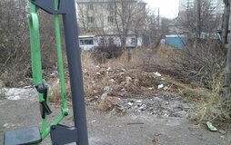 Жалоба-отзыв: Соседи из частного дома рядом с 6-ти этажкой - Выливают бытовые отходы и бросают мусор рядом с игровой детской площадкой принадлежащей благоустроенному дому по адресу Джамбула 79.  Фото №4